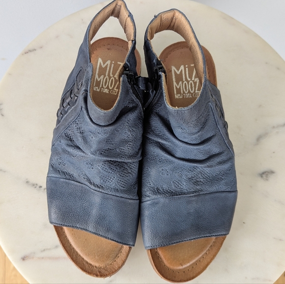 Miz Mooz NYC Women's Flaire Blue Leather Wide Width Sandals - Picture 4 of 14